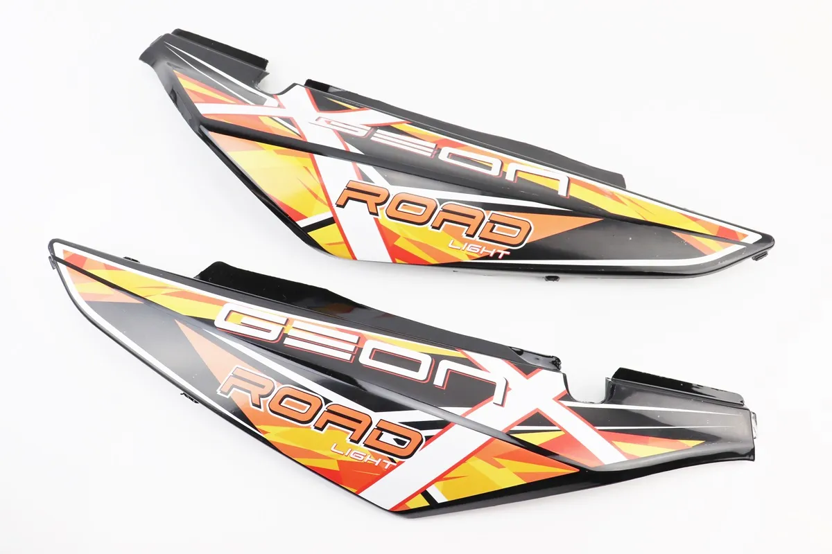 X-Road Light 200-250 пластик - задній бічний лів., прав. к-кт 2шт, ЧОРНИЙ з помаранчевим малюнком (S_359281)